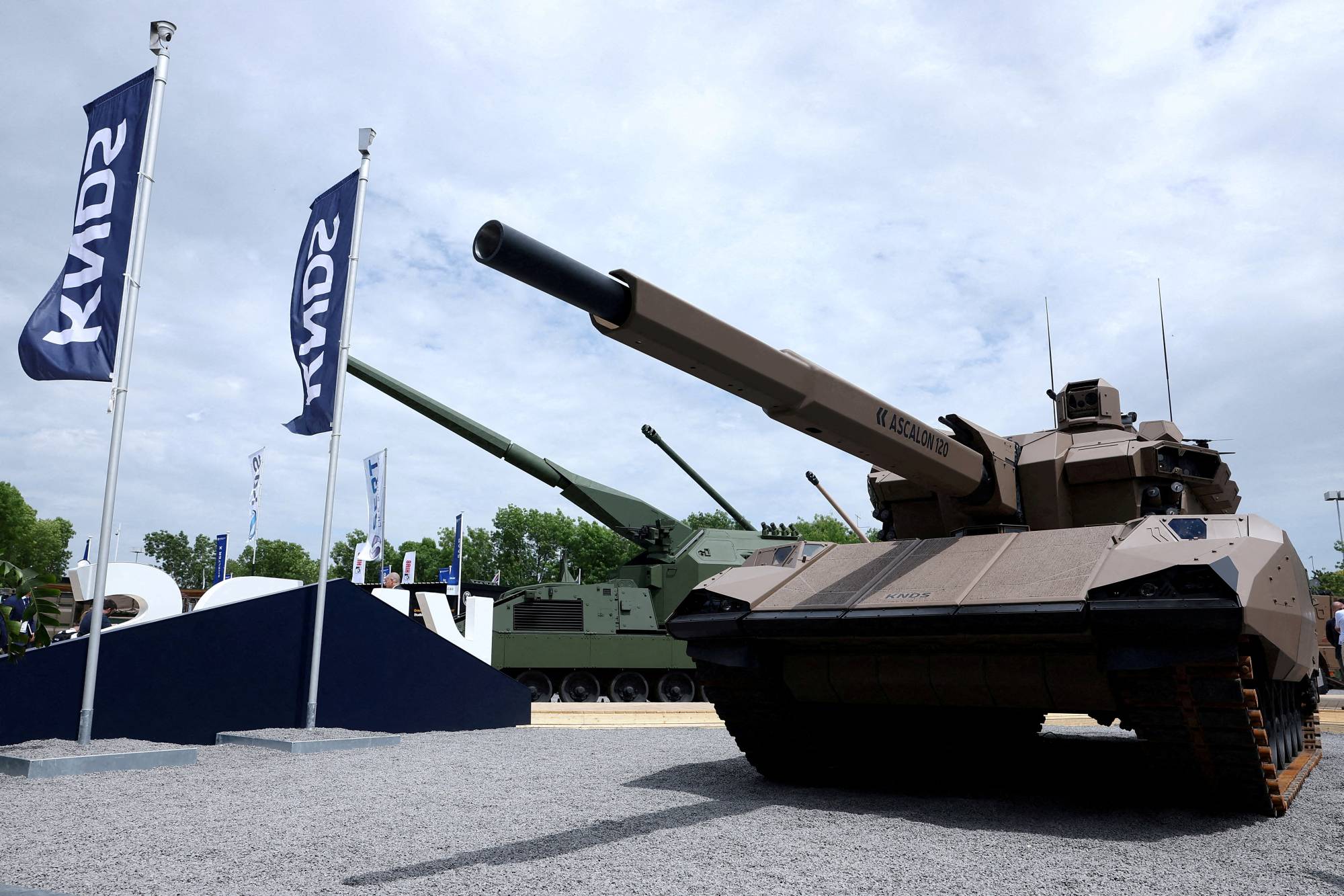 Alman-Fransız KNDS fabrikalarından çıkacak CAPINT tankının ilk prototipi, Paris yakınlarındaki Villepinte’de düzenlenen bir savunma fuarında sergilendi, 15 Haziran 2026. (Reuters)