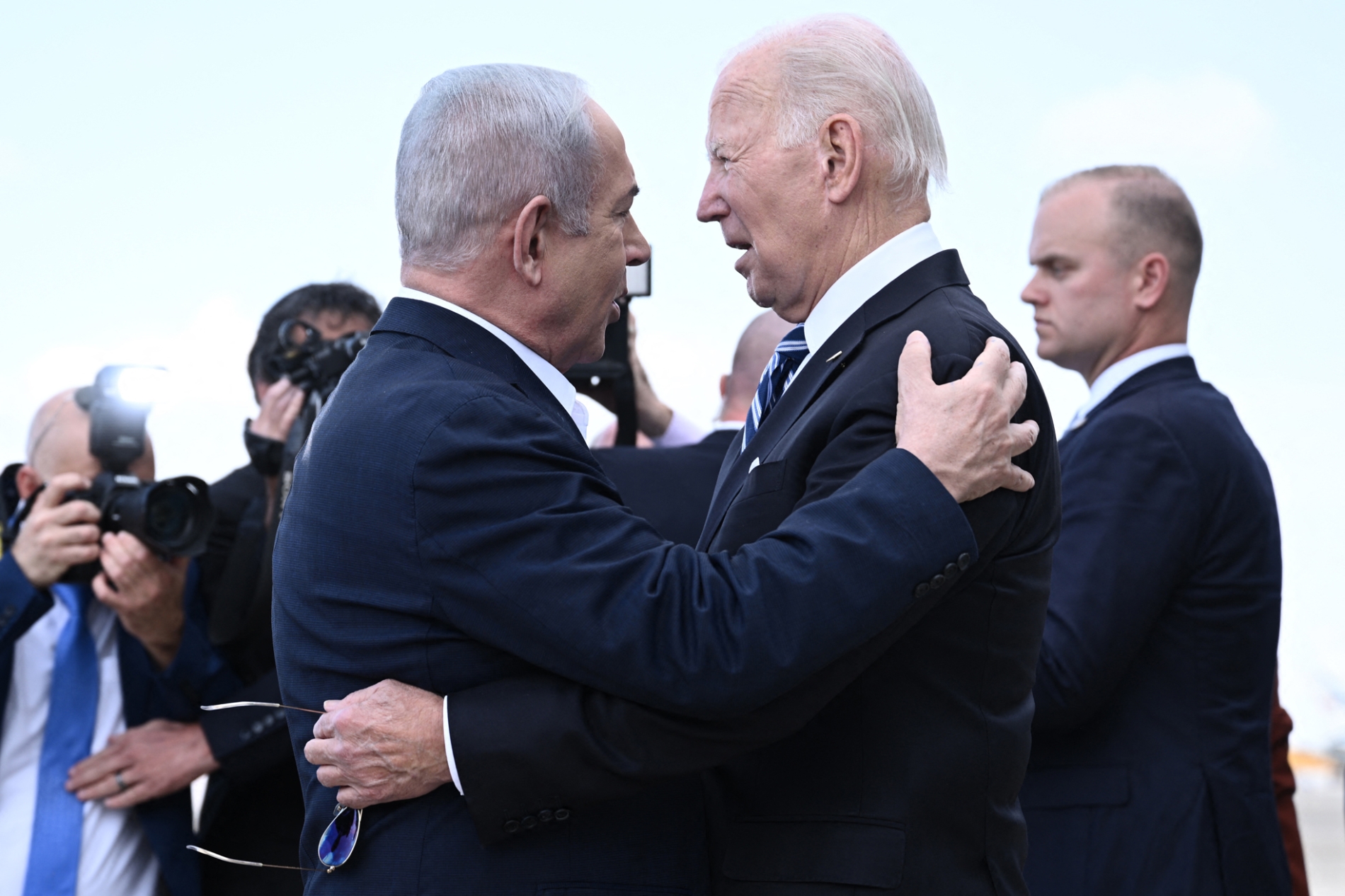 İsrail Başbakanı Binyamin Netanyahu (solda), ABD Başkanı Joe Biden'ı Tel Aviv'deki Ben Gurion Havalimanı'nda karşıladı, 18 Ekim 2023 (AFP)