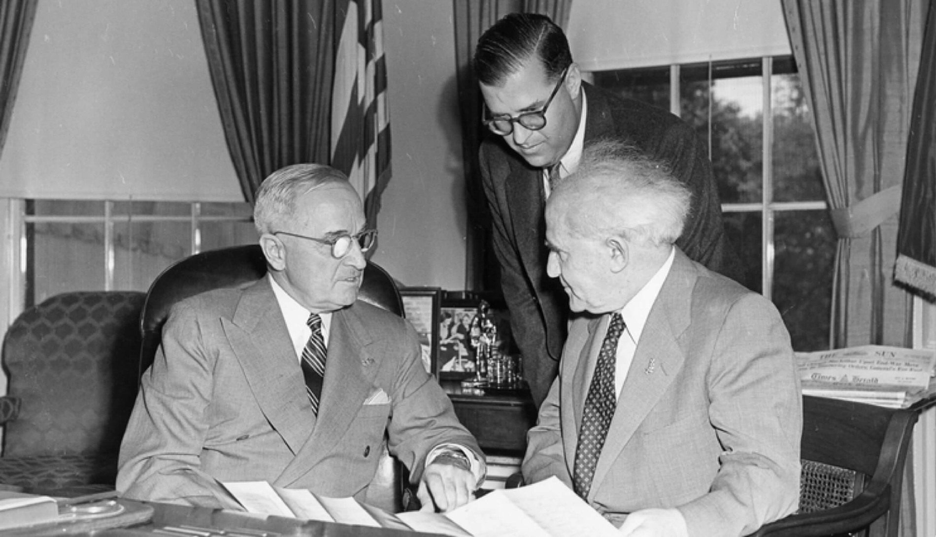 ABD Başkanı Harry Truman (solda) İsrail Başbakanı David Ben-Gurion ile Oval Ofis'te, 8 Mayıs 1951 (AP)