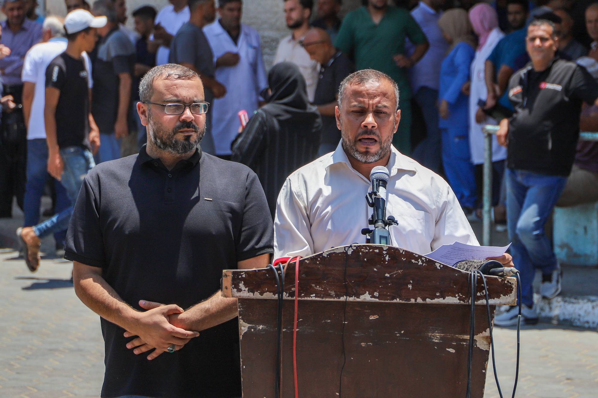 Hamas Sözcüsü Hazım Kasım ve Gazze Hükümet Medya Ofisi Başkanı İsmail es-Sevabite (sağda), Gazze Şeridi'nin orta kesimindeki Deyr el-Belah'ta bulunan bir hastanede düzenlenen basın toplantısında, 6 Temmuz 2026 (EPA)