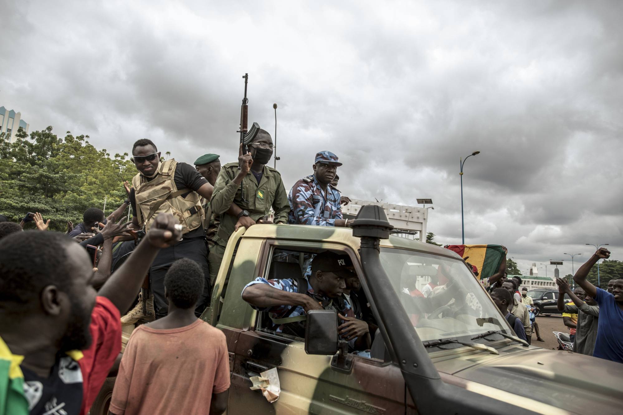  Ağustos 2020’de Mali’nin başkenti Bamako’da devriye gezen Mali askerleri(AP)