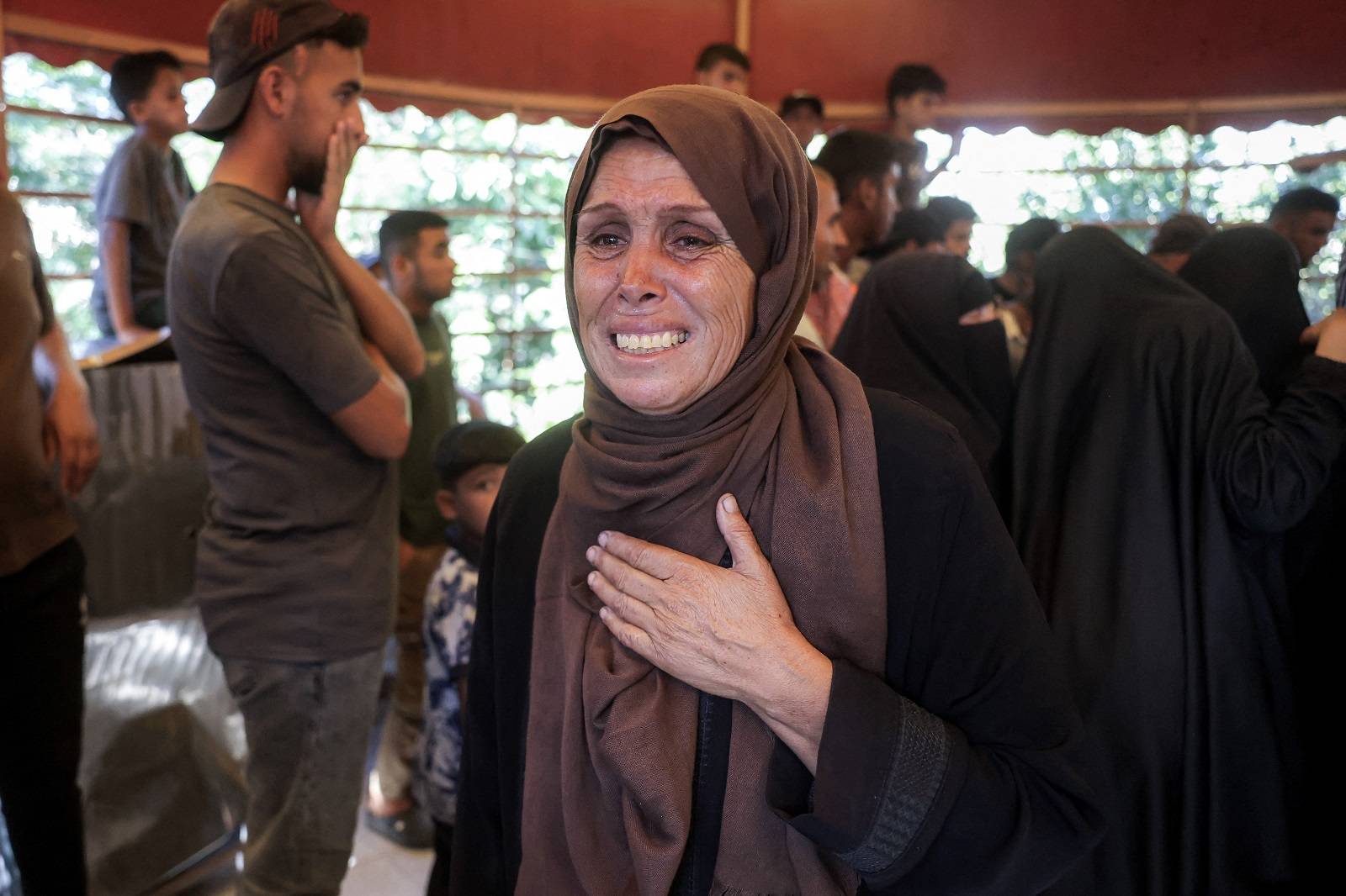 Gazze Şeridi’nin güneyindeki Han Yunus’ta bulunan Nasır Tıp Kompleksi’nde, bir çadırı hedef alan İsrail saldırısında hayatını kaybeden yakınının ardından göz yaşı döken Filistinli bir kadın (AFP)