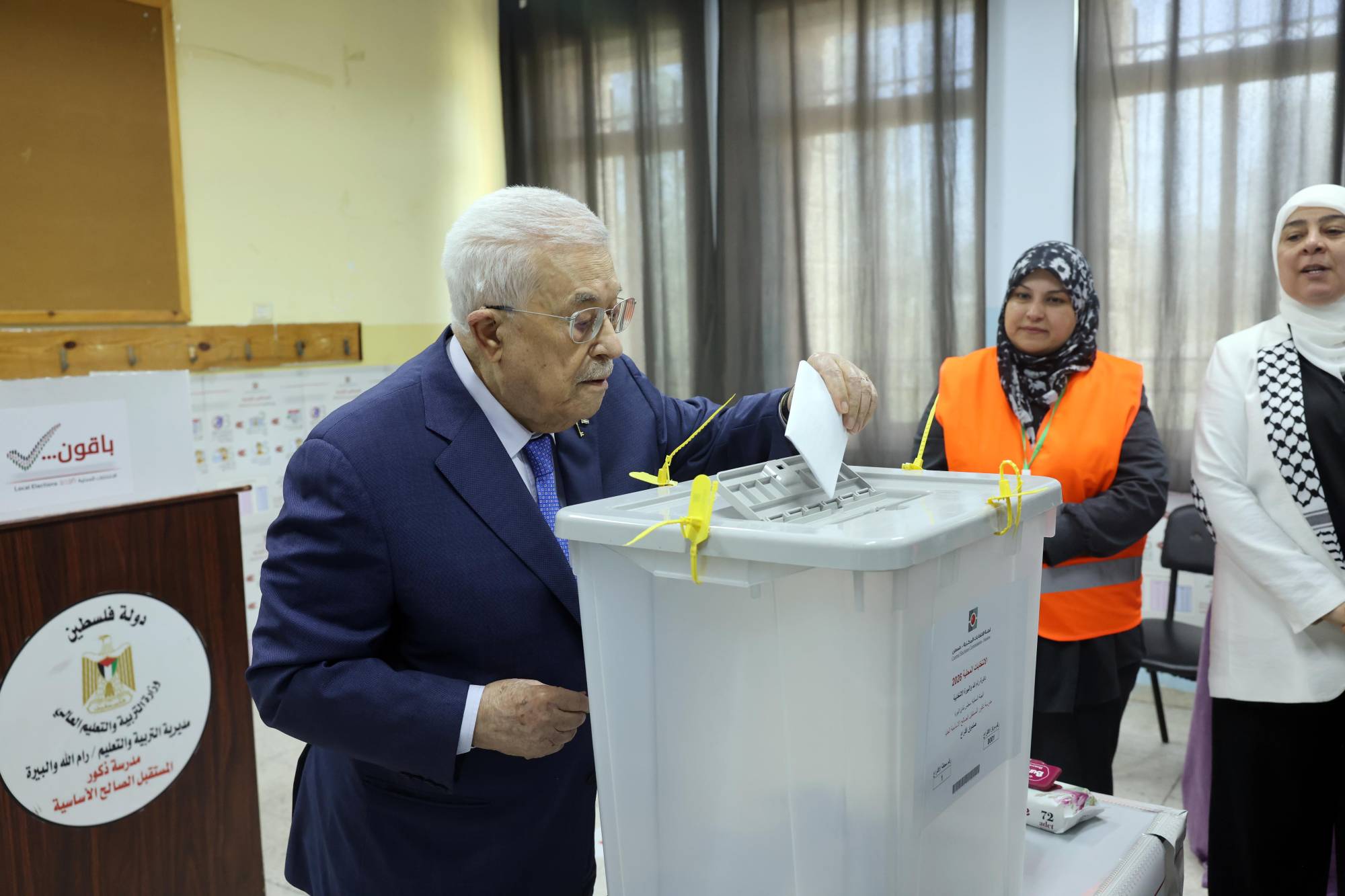 Filistin Devlet Başkanı Mahmud Abbas, yerel seçimlerde oy kullanırken… Ramallah, 25 Nisan 2026 (DPA)
