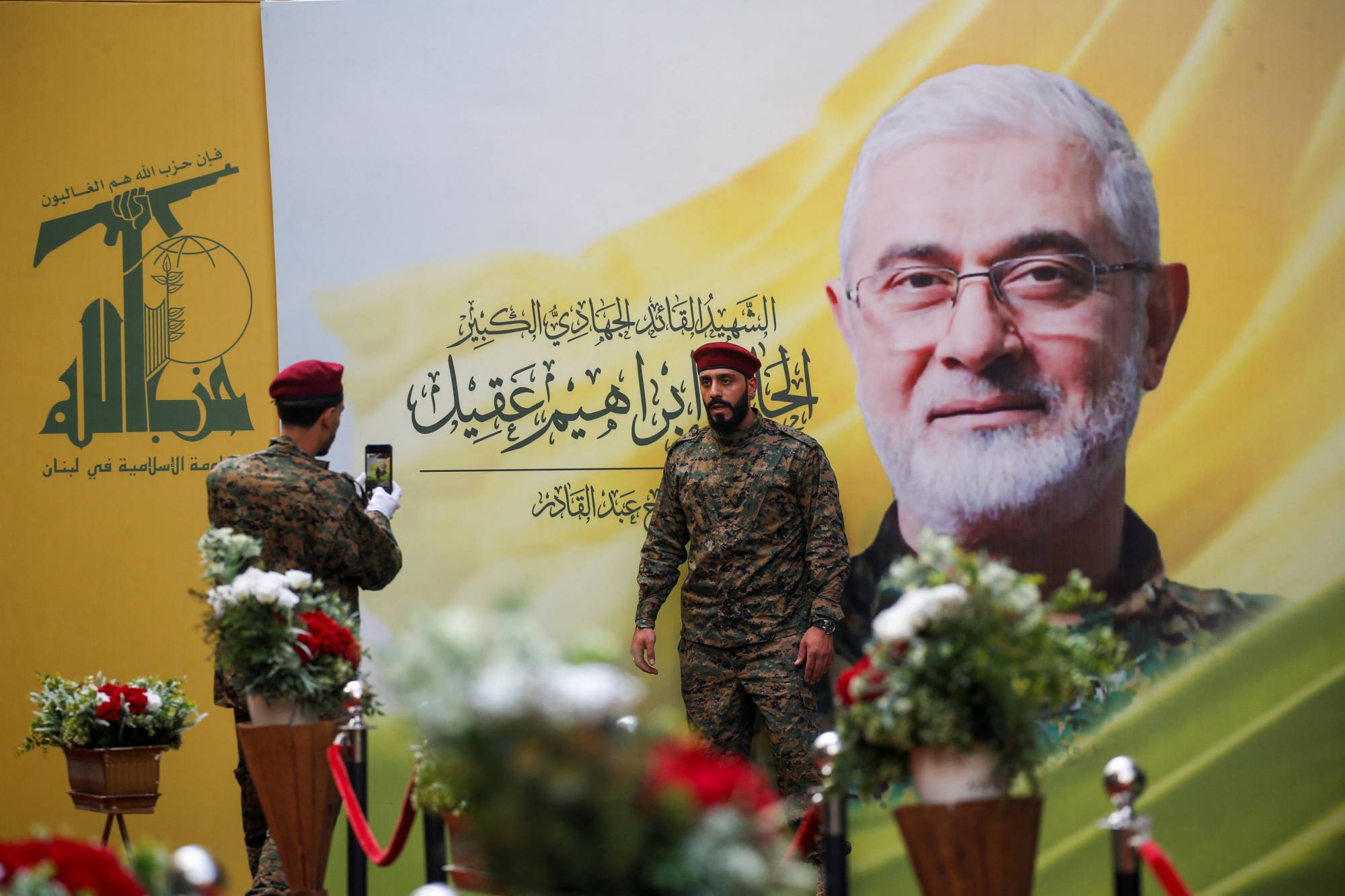 Beyrut'un güney banliyösüne düzenlenen İsrail saldırısında hayatını kaybeden Hizbullah komutanlarından İbrahim Akil'in cenaze töreninden, 22 Eylül 2024 (Reuters)