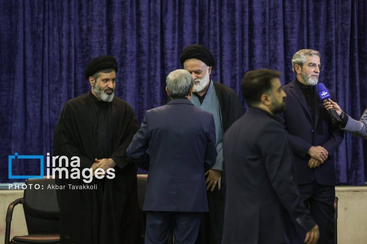 Mahmud Ahmedinejad'ın Ali Hamaney'in oğulları Mustafa ve Mesud'a taziyelerini iletti. (IRNA)