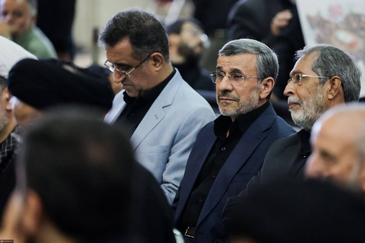 Mahmud Ahmedinejad, pazartesi günü Tahran'da eski dini lider Ali Hamaney için düzenlenen taziye törenine katıldı. (Dolat-e Bahar)