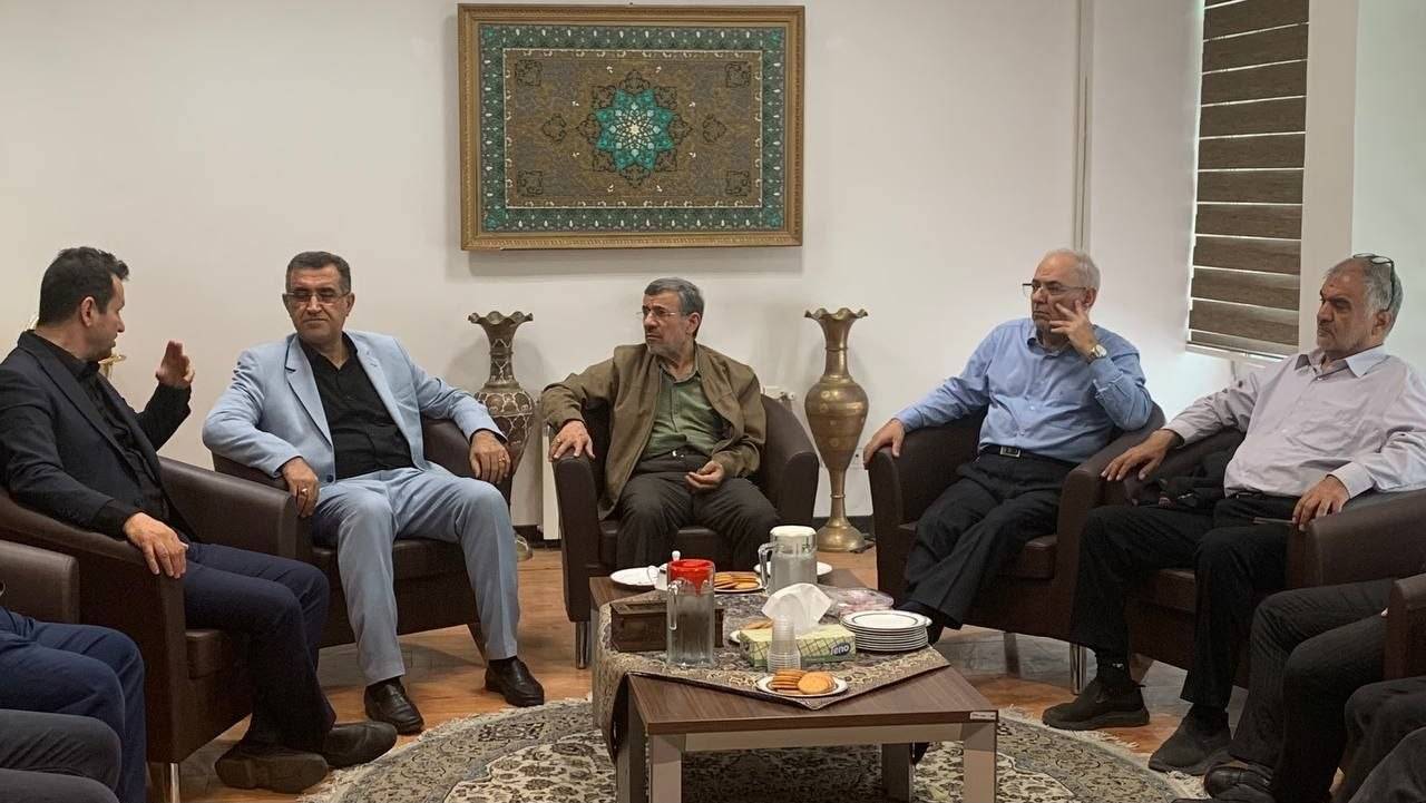  İran eski Cumhurbaşkanı Mahmud Ahmedinejad, pazartesi günü danışmanlarından bir grupla yaptığı toplantıda, (Dolat-e Bahar internet sitesi)
