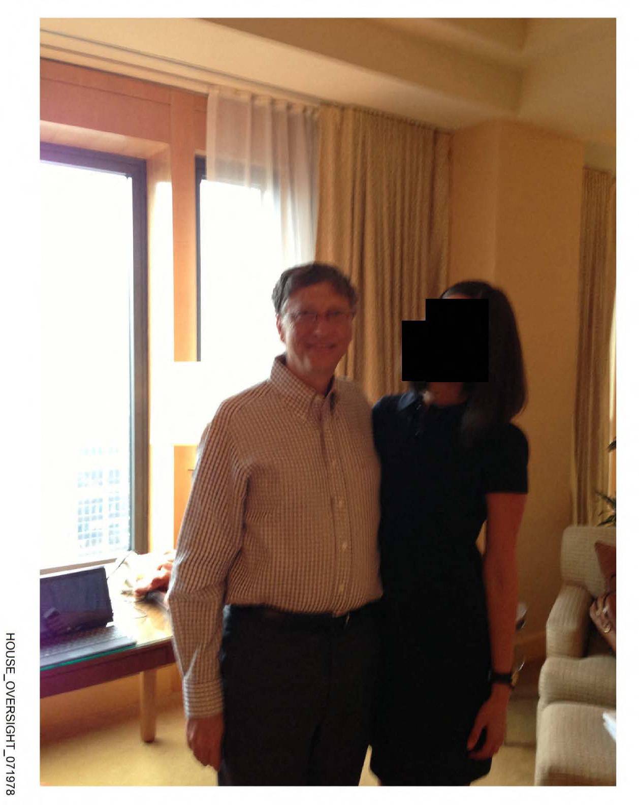 Jeffrey Epstein'ın arşivlerinden bir fotoğraf: Microsoft'un kurucusu Bill Gates, yüzü gizlenmiş bir kadınla, (AFP)