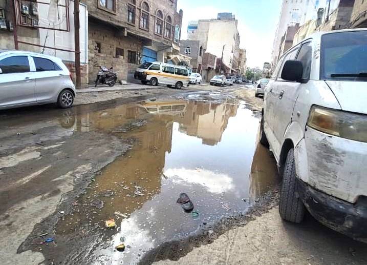 Sana’da bir mahalle, kanalizasyonun tıkanması nedeniyle kirli suyla doldu. (Şarku’l Avsat)