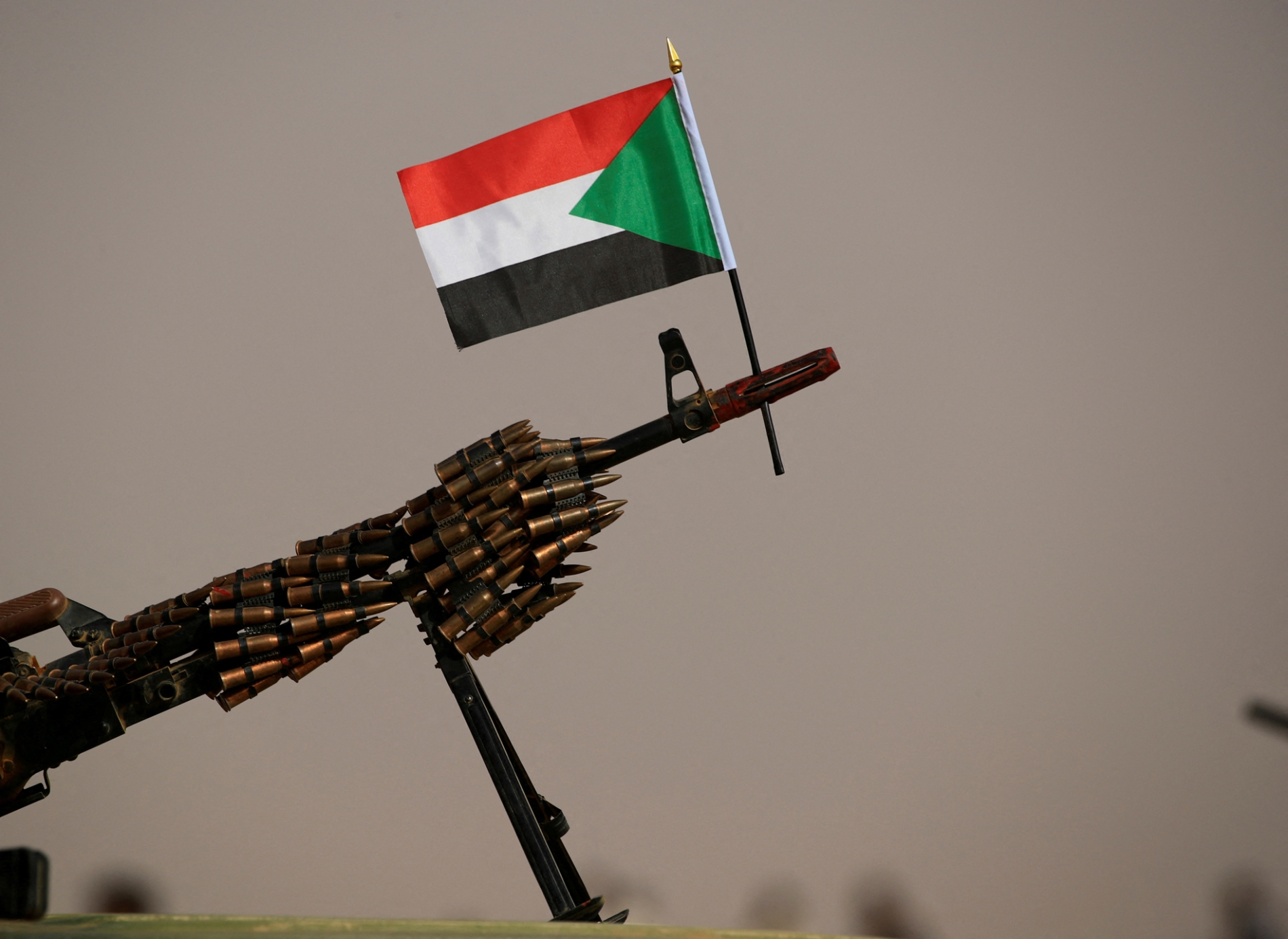 (foto altı) Hartum yakınlarında Hızlı Destek Kuvvetleri’ne (HDK) ait bir makineli tüfek üzerinde Sudan bayrağı. (Reuters)