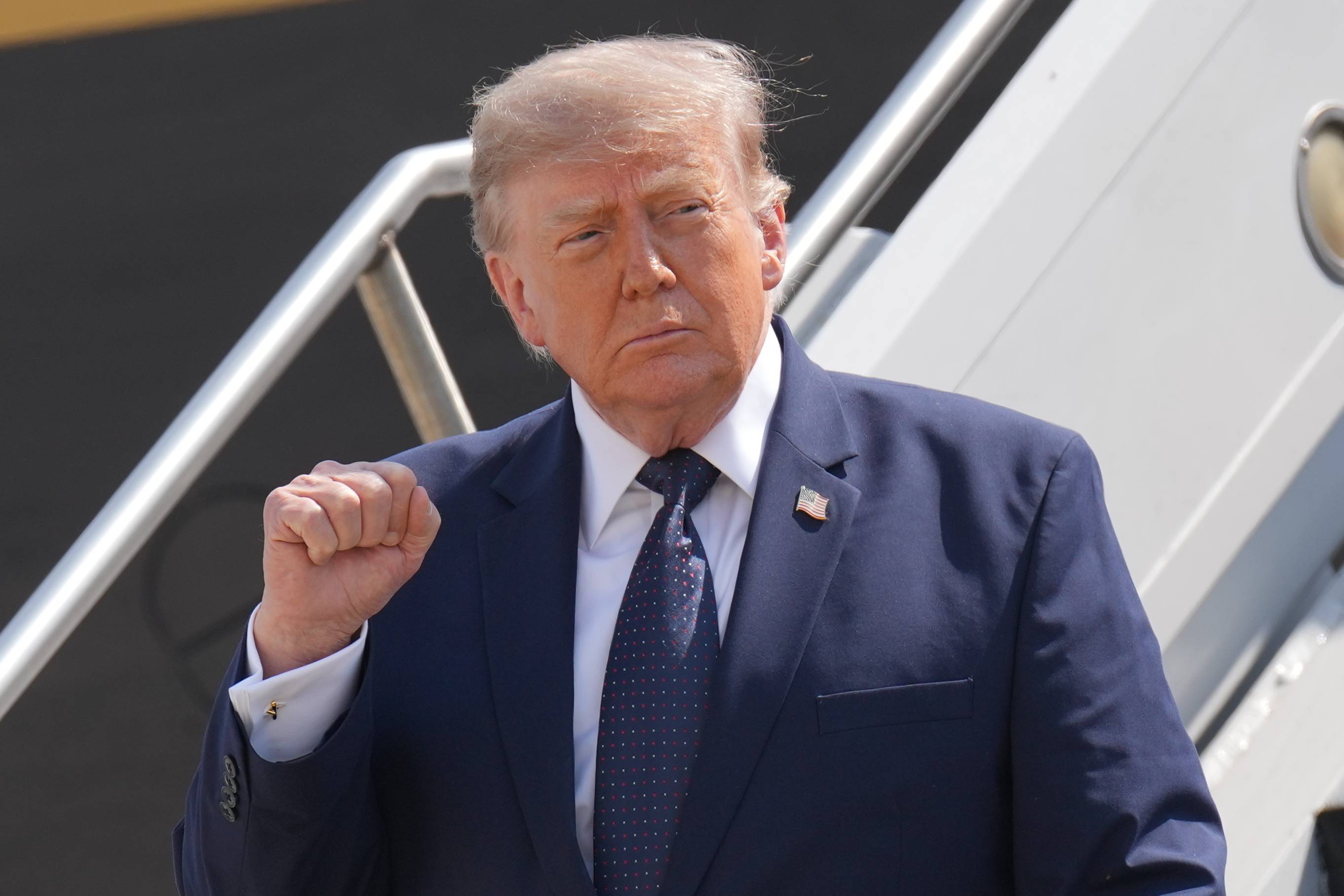 ABD Başkanı Donald Trump, New York'taki John F. Kennedy Havalimanı'na indikten sonra (AP)