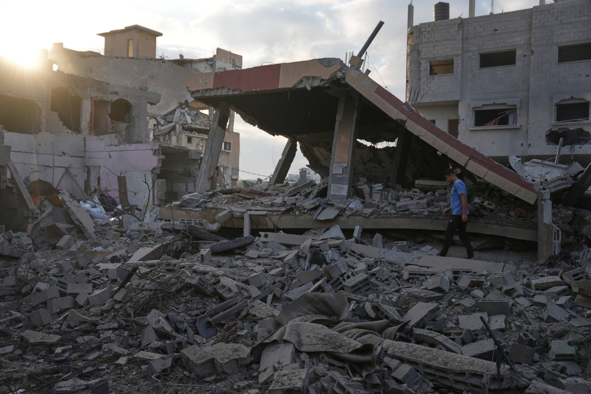 Foto  Gazze Şeridi'nin merkezindeki Megazi mülteci kampında İsrail hava saldırısıyla yıkılan bir binayı inceleyen bir Filistinli (AP)