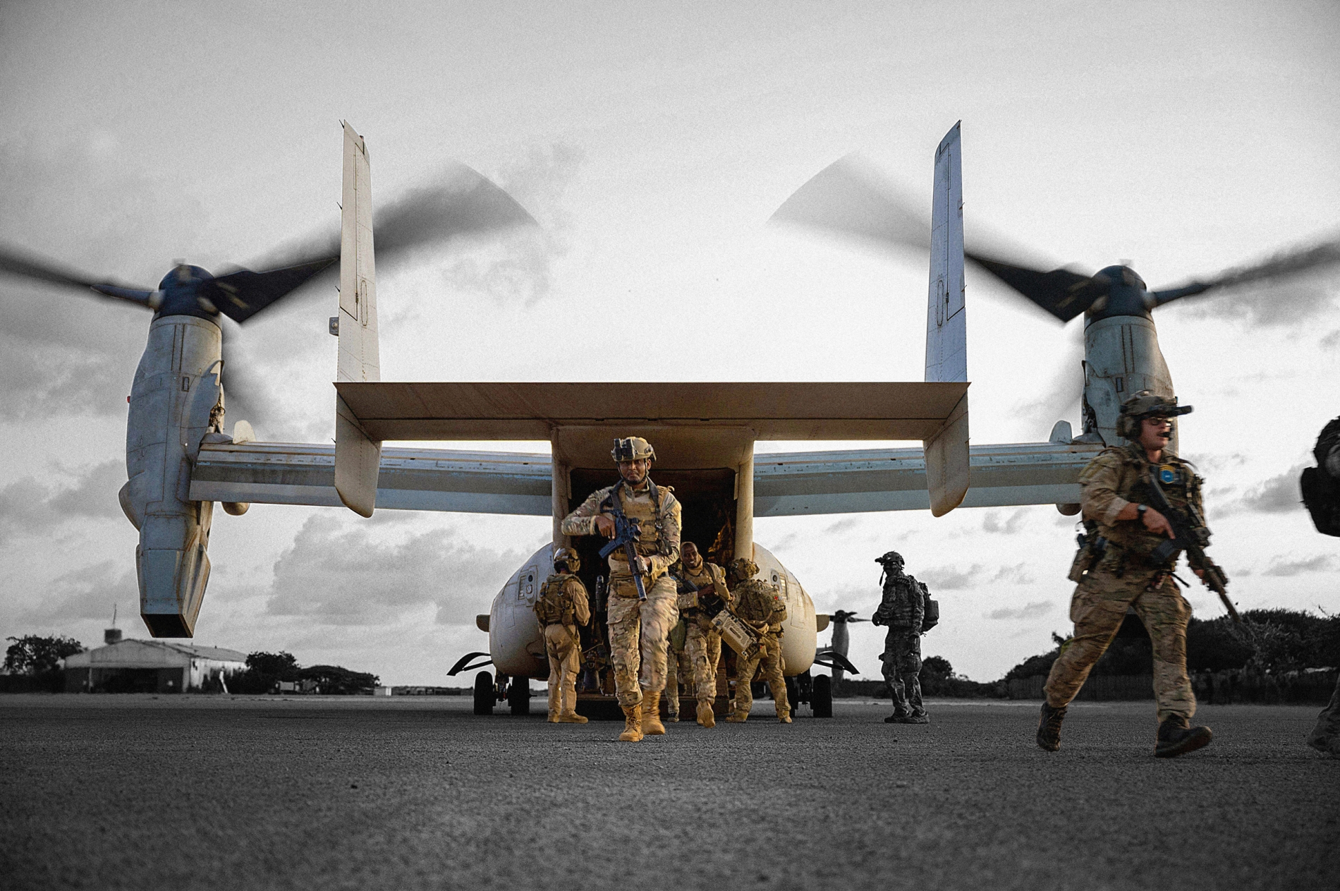 Fotoğraf Altı: Somali'deki bir görev için savaş uçağına binmeye hazırlanan ABD Özel Harekat Kuvvetleri. (US Air Force photo by Staff Sgt. Enrique Barcelo)