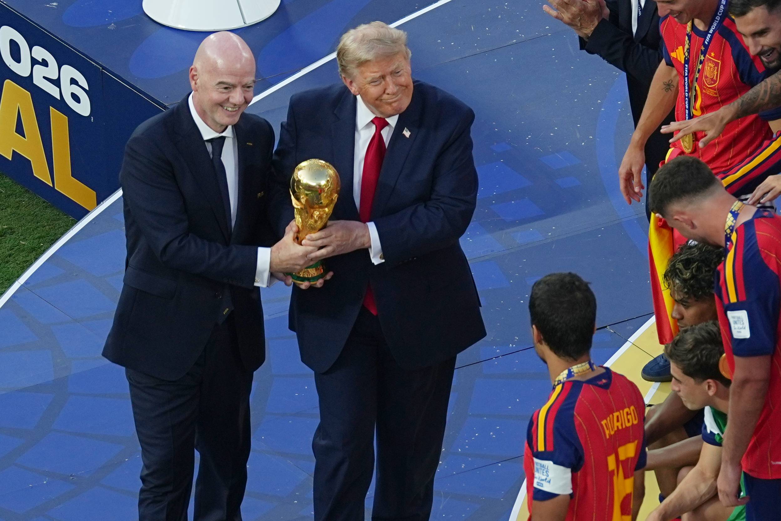 FIFA Başkanı Gianni Infantino ile ABD Başkanı Donald Trump, İspanya ile Arjantin arasında oynanan FIFA Dünya Kupası finalinin ardından kupayı İspanya Milli Takımı oyuncusu Rodri'ye takdim etti. (AP)