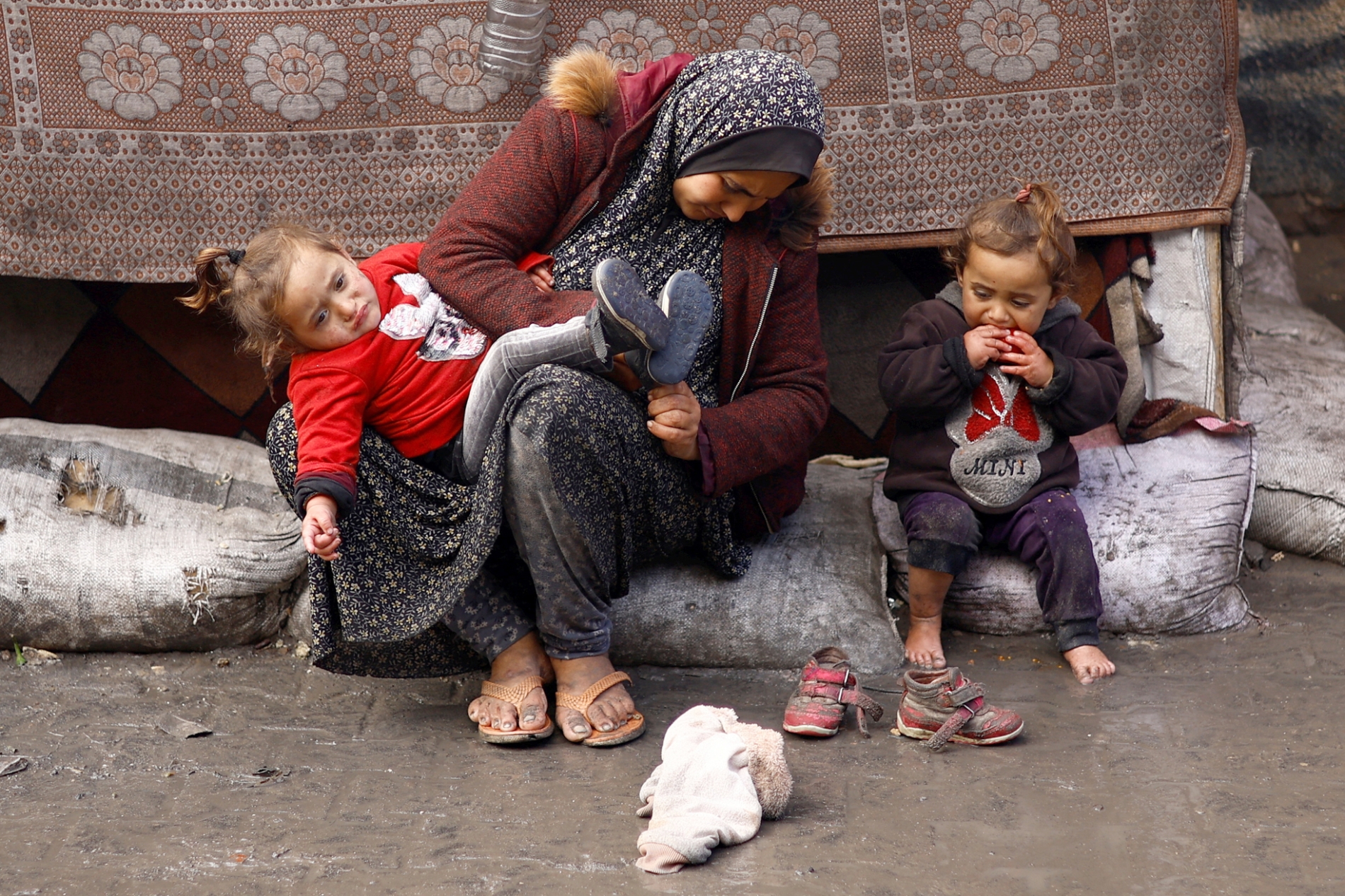 (foto altı) Refah'ta yerinden edilmiş Filistinliler, 19 Şubat. (Reuters)