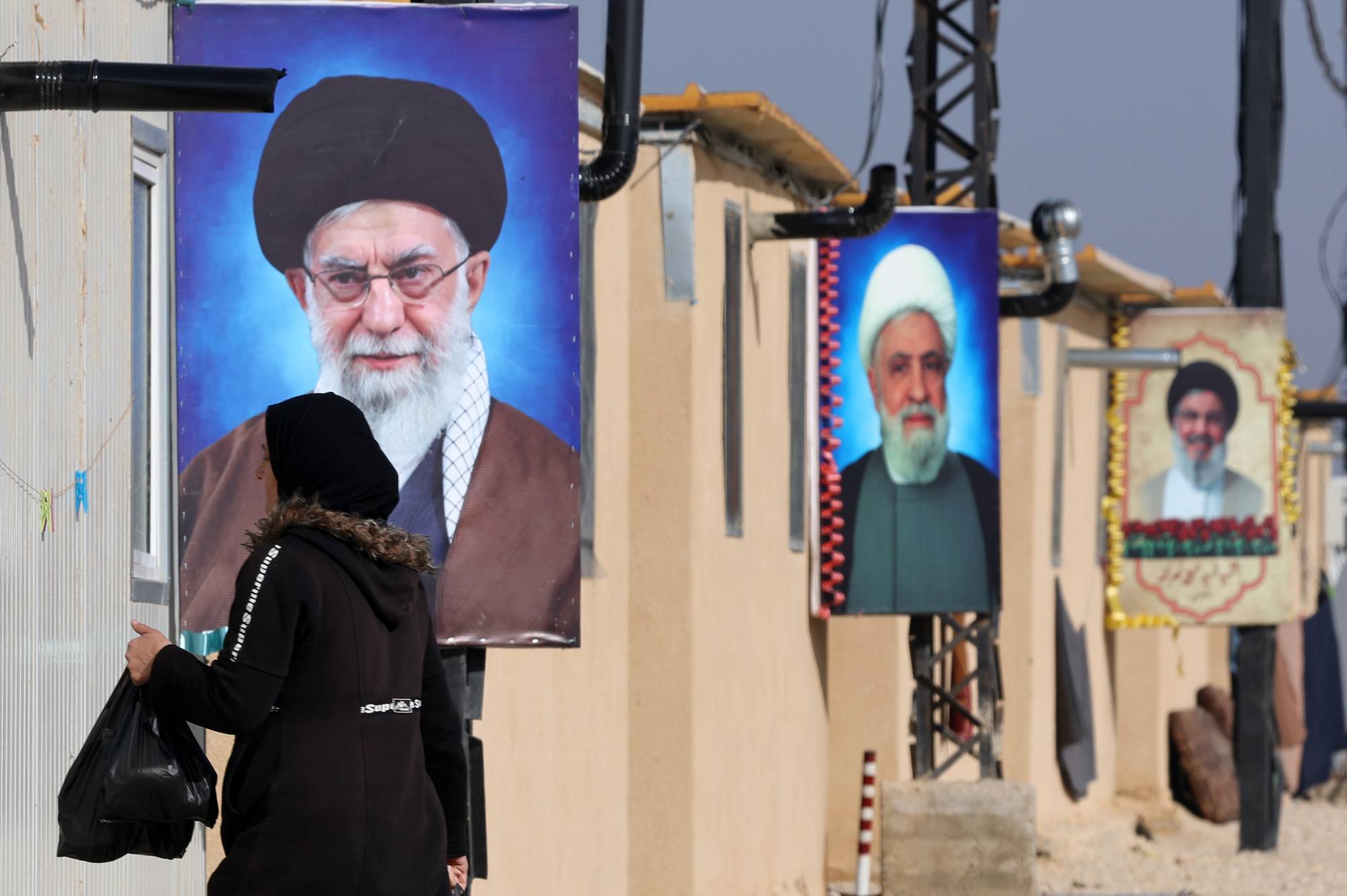 Lübnan’ın doğusundaki Hermel’de Hizbullah tarafından kurulan bir kampta bulunan Suriyeli bir kadın (EPA)
