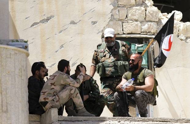 Esed güçlerine paralel olan Ulusal Savunma Güçleri mensupları, 13 Haziran 2015 (AFP)