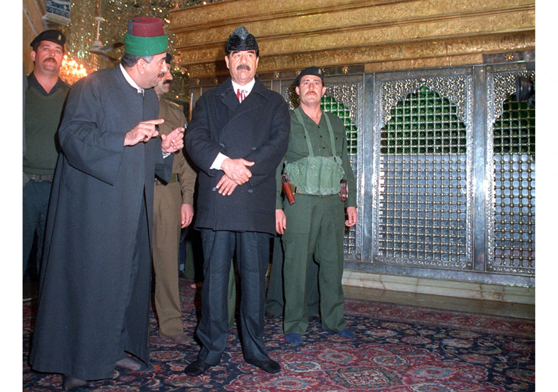 Eski Irak Devlet Başkanı Saddam Hüseyin'in Necef'teki İmam Ali Türbesi'ni ziyaretinden bir kare, 26 Mart 1998 (AFP)