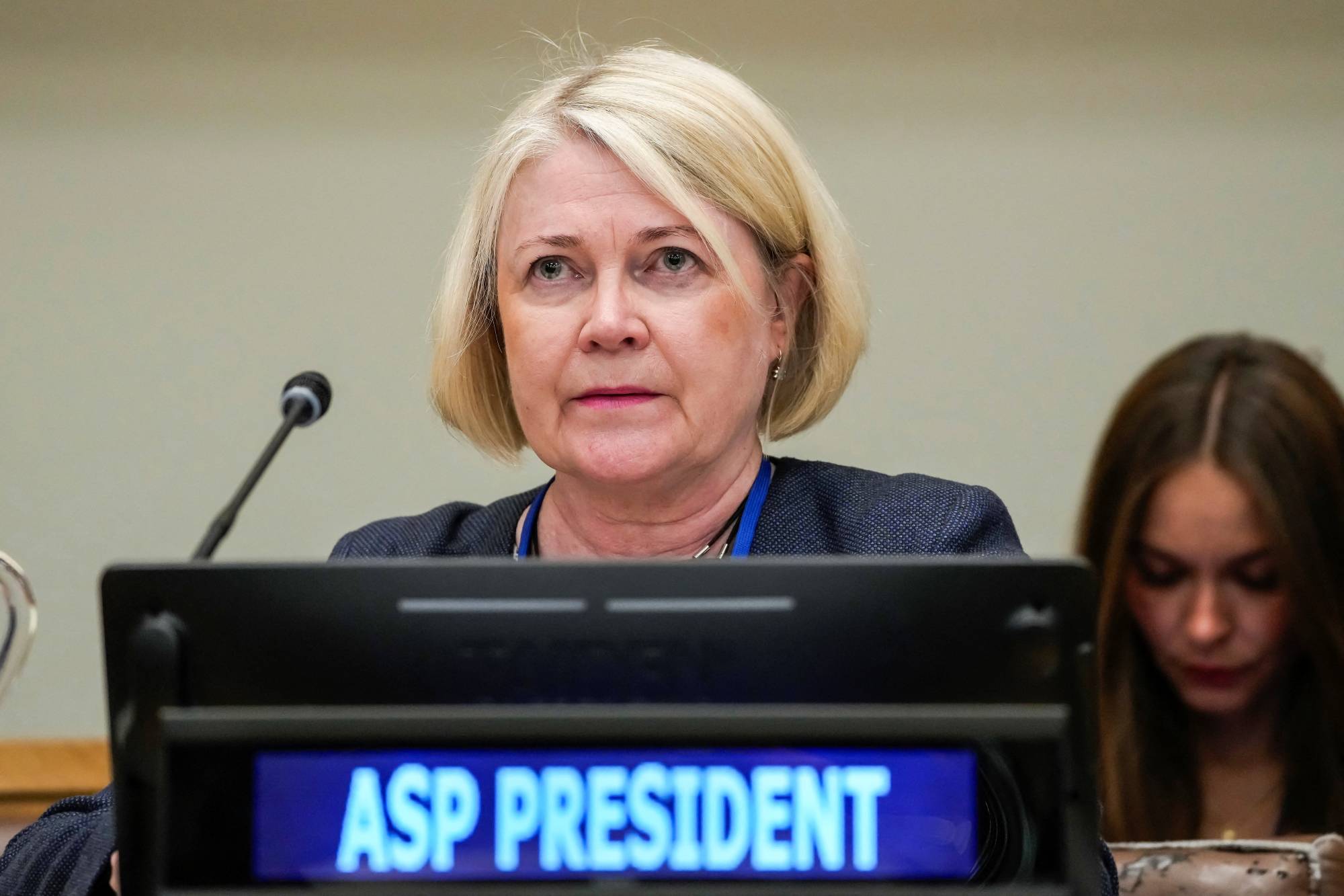 Uluslararası Ceza Mahkemesi Taraf Devletler Meclisi Başkanı Paivi Kaukuranta, New York'taki Birleşmiş Milletler genel merkezinde savcı Karim Khan'ın görevden alınmasını görüşmek üzere yapılan oylama oturumu sırasında (Reuters).