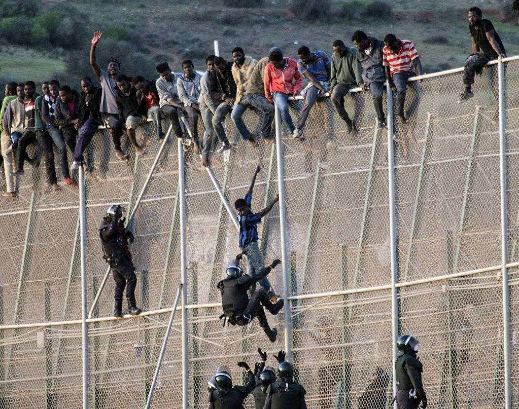 Fas ile Ceuta arasındaki sınırı geçmeye çalışan Afrikalı göçmenler (EPA)