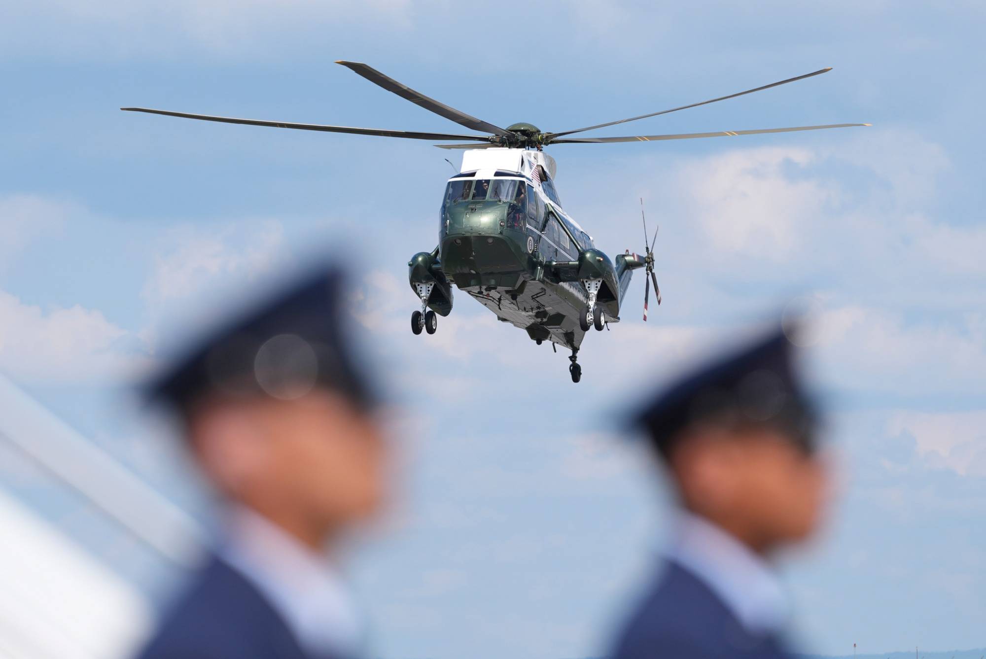 ABD Başkanı Donald Trump'ı taşıyan başkanlık helikopteri Marine One, Trump'ın Camp David Başkanlık Yerleşkesi'nde düzenlenen kabine toplantısına katılmasının ardından Maryland eyaletindeki Hagerstown Bölgesel Havalimanı'na yaklaşırken, (31 Temmuz 2026 / AP)