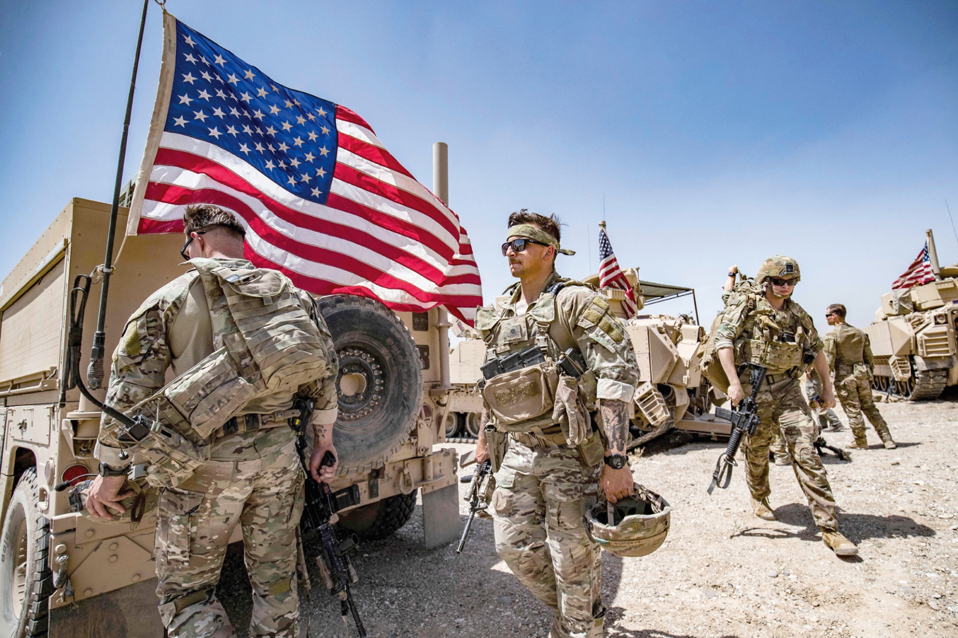 Suriye'nin kuzeydoğusundaki Haseke ilinin Rumeylan kırsalında devriye gezen Amerikan askerleri, 7 Haziran 2023 (AFP)