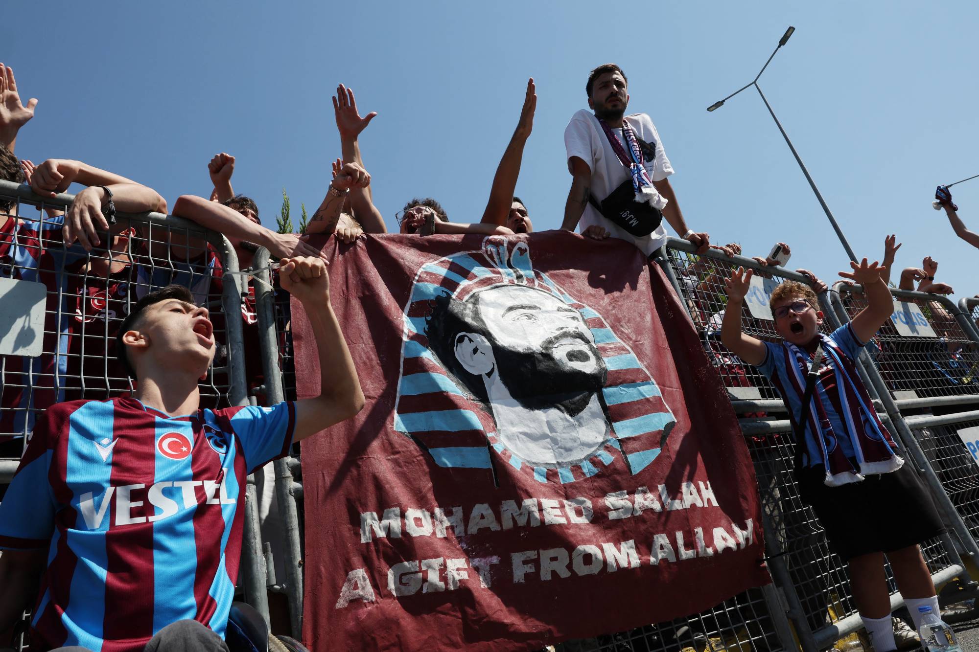 Trabzonspor'lu taraftarlar Muhammed Salah'ın transferini kutluyor (Reuters)