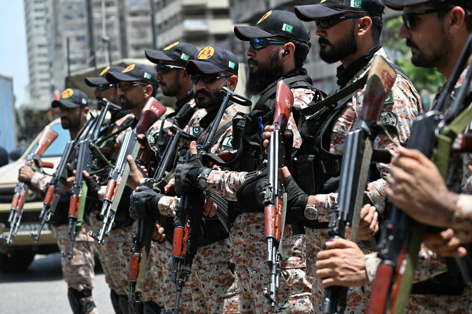 Pakistan'ın Karaçi kentinde güvenlik güçleri. (AFP)