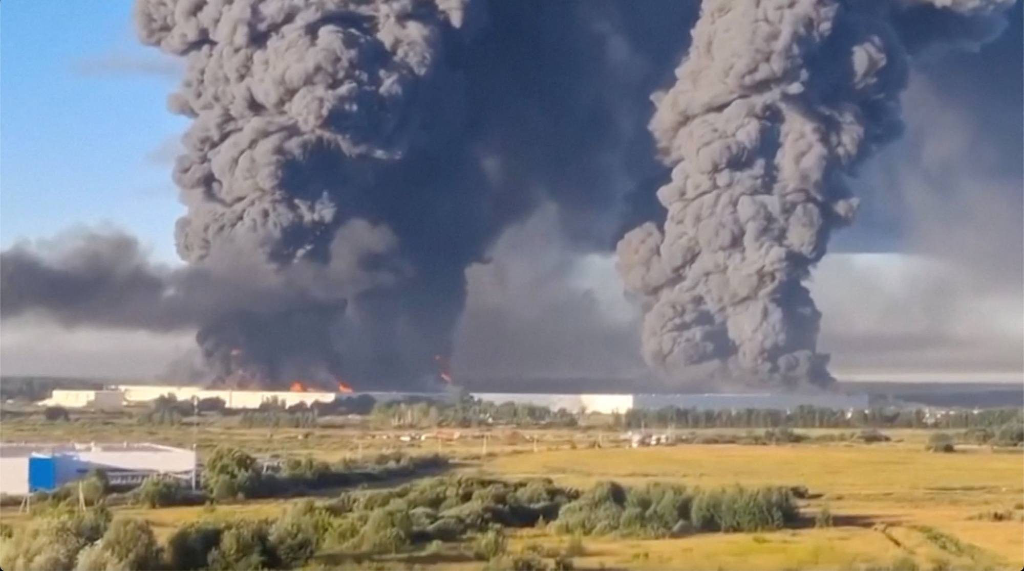 Moskova yakınlarında Ukrayna insansız hava araçlarının bombaladığı bir bölgeden duman yükseliyor. (Reuters)