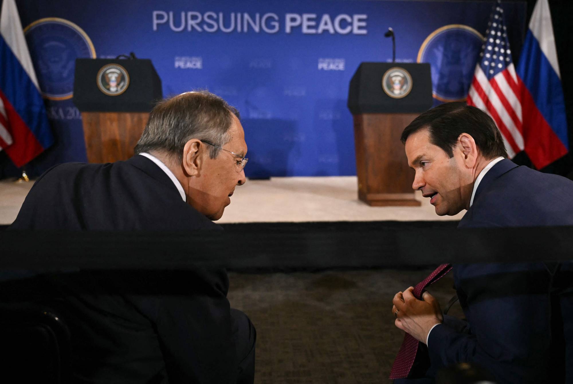  ABD Dışişleri Bakanı Marco Rubio ve Rusya Dışişleri Bakanı Sergey Lavrov, Trump ve Putin’in basın toplantısı öncesinde, 15 Ağustos 2025 (AFP)