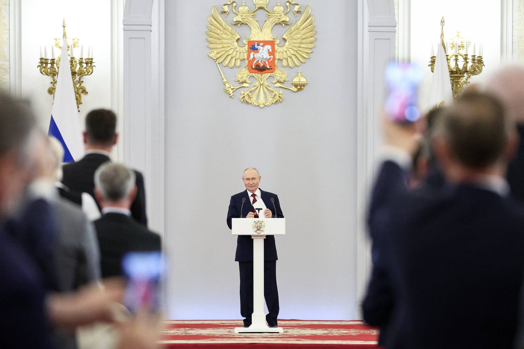 Rusya Devlet Başkanı Vladimir Putin, Kremlin’de Devlet Duması üyeleriyle yaptığı görüşme sırasında konuşuyor. (Reuters)