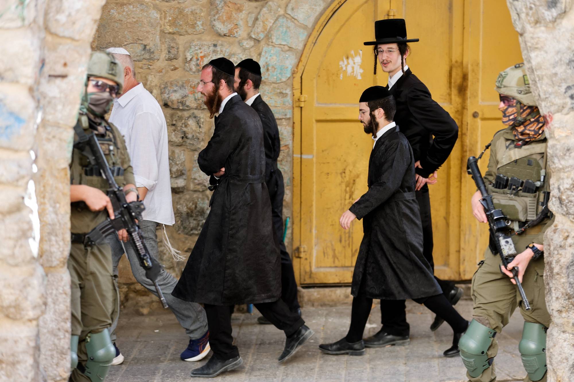 İsrail askerleri, 16 Mayıs 2026'da işgal altındaki Batı Şeria'da bulunan Hebron'da yerleşimcilere yönelik haftalık ziyaret sırasında (Reuters)