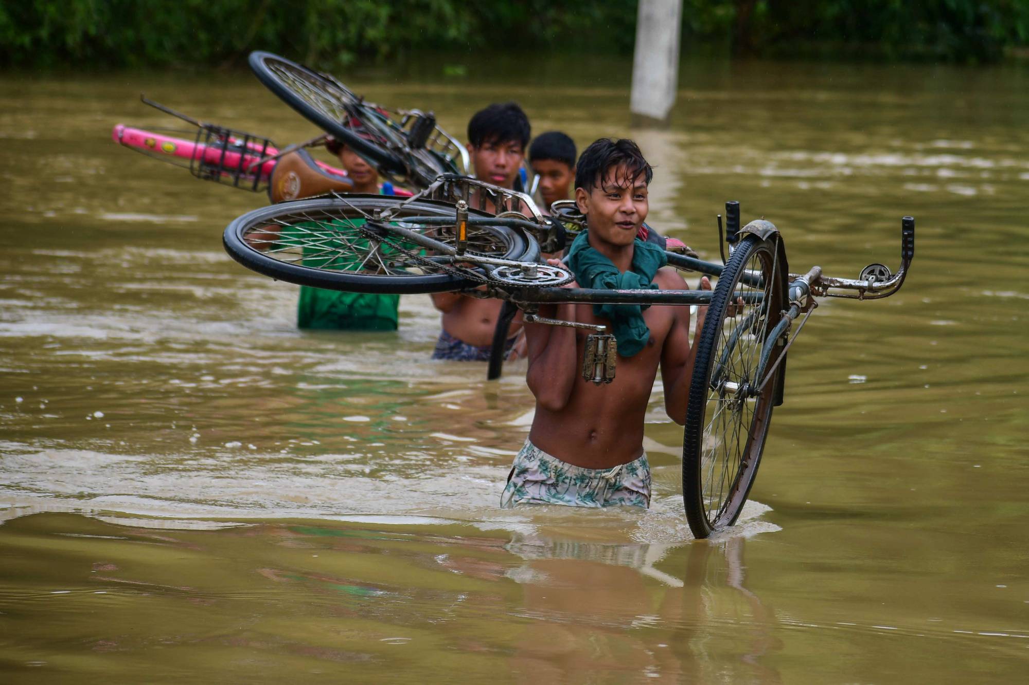 Hindistan'ın Assam eyaletindeki Kalapani köyünde meydana gelen selden görüntüler, 5 Ağustos 2026 (EPA)
