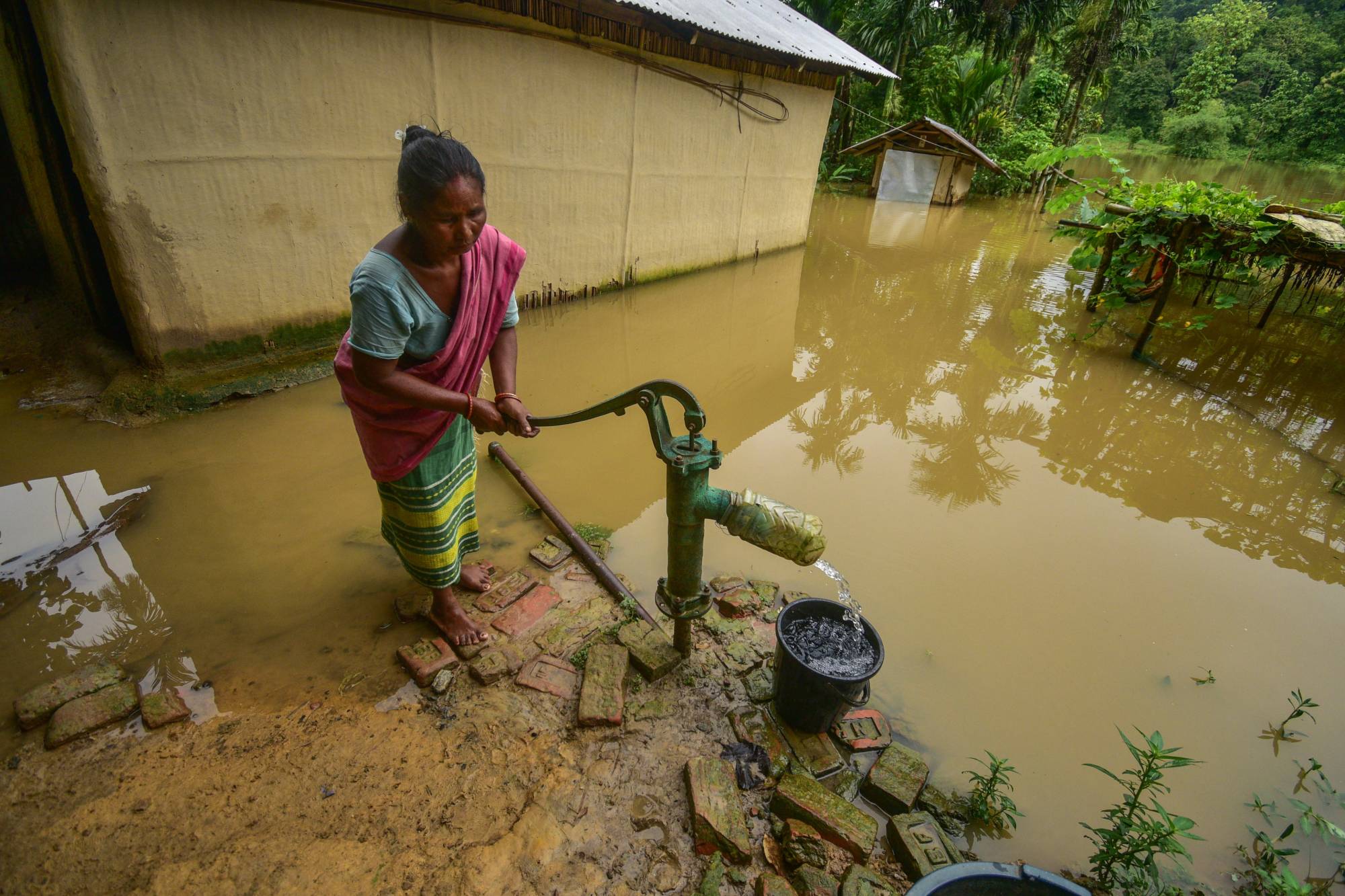 Hindistan'ın Assam eyaletindeki Kalapani köyünde meydana gelen selden görüntüler, 5 Ağustos 2026 (EPA)