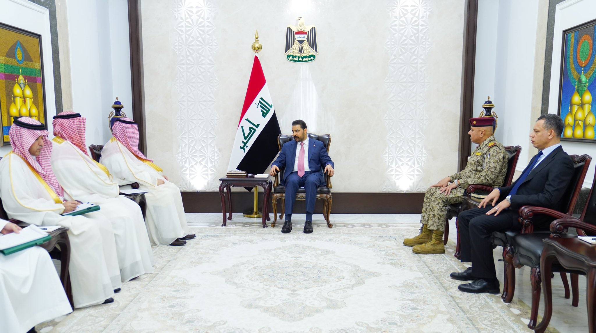 Irak Başbakanı Ali Zeydi, dün Bağdat’ta Halid el-Humeydan ve beraberindeki heyeti kabul etti (Irak Başbakanlığı)