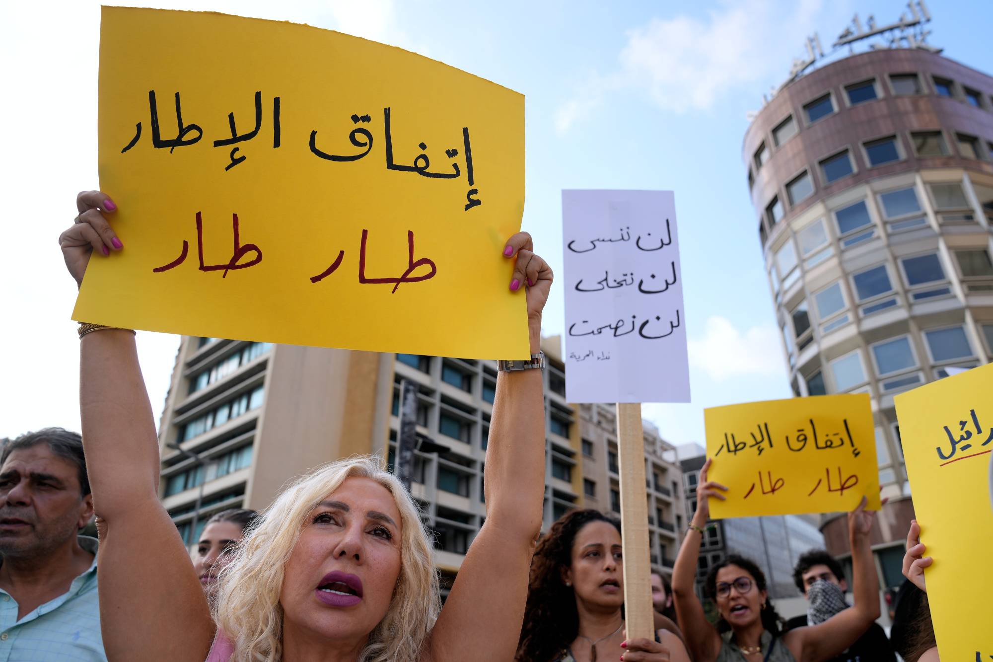 Beyrut’ta Lübnan-İsrail müzakerelerini protesto eden göstericiler (AP)