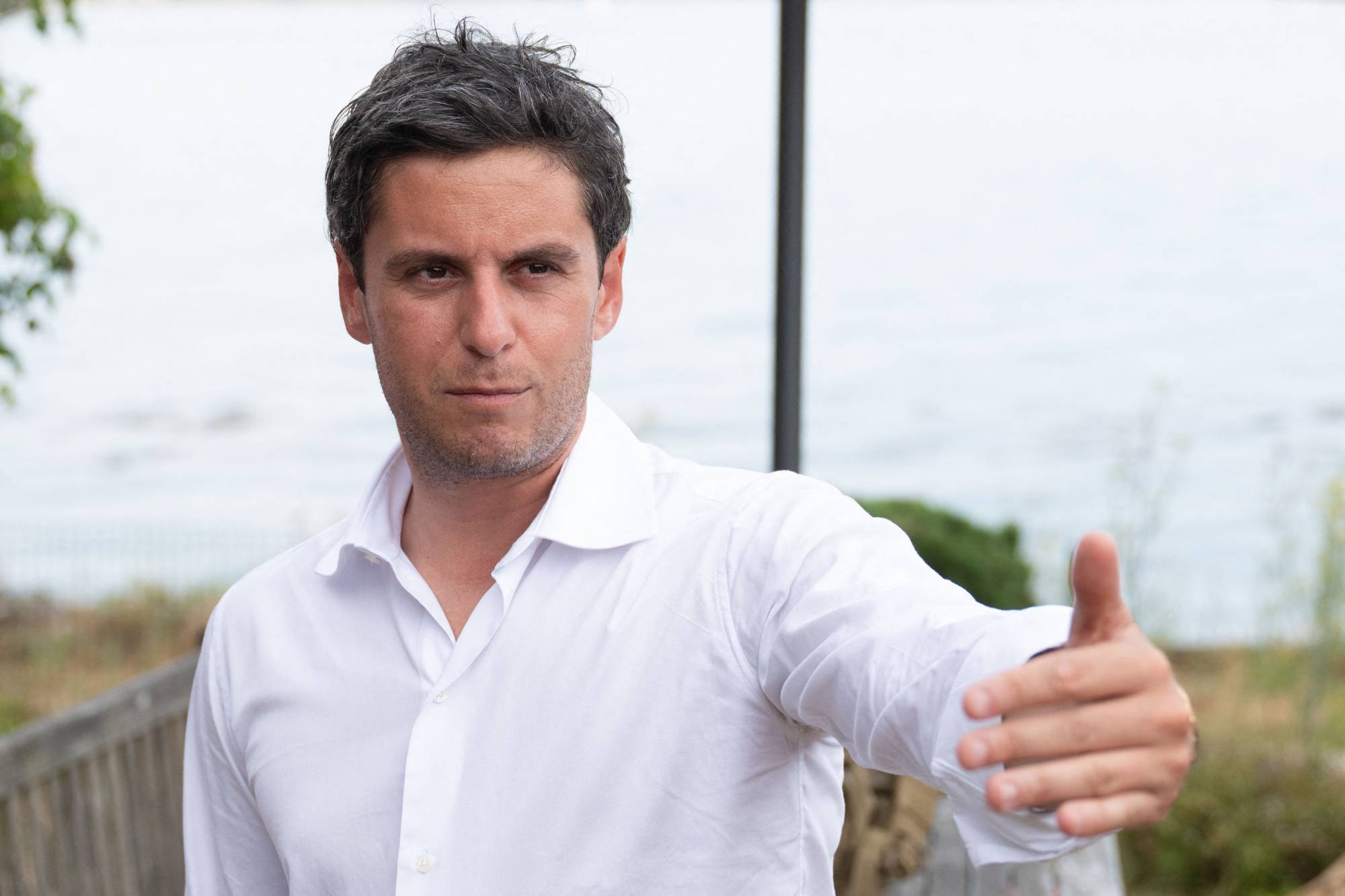 Gabriel Attal, ebeveynlerinin yaşadığı Fransa'nın batısındaki Île-aux-Moins adasına yaptığı ziyaret sırasında (AFP)