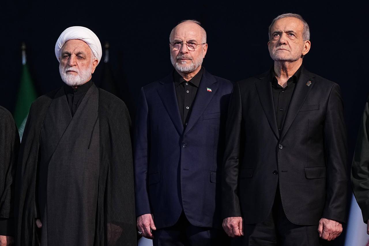 İran Meclis Başkanı Muhammed Bakır Kalibaf, cuma günü Hamaney’in cenaze töreni sırasında Cumhurbaşkanı Mesud Pezeşkiyan ile Yargı Erki Başkanı Gulam Hüseyin Muhsini Ejei’nin arasında (Meclis)