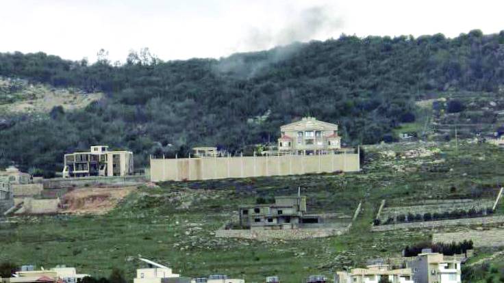  Lübnan'ın güneyindeki Ali Tahir ormanının bombalanması sonucu duman bulutları yükseliyor (Ulusal Haber Ajansı).