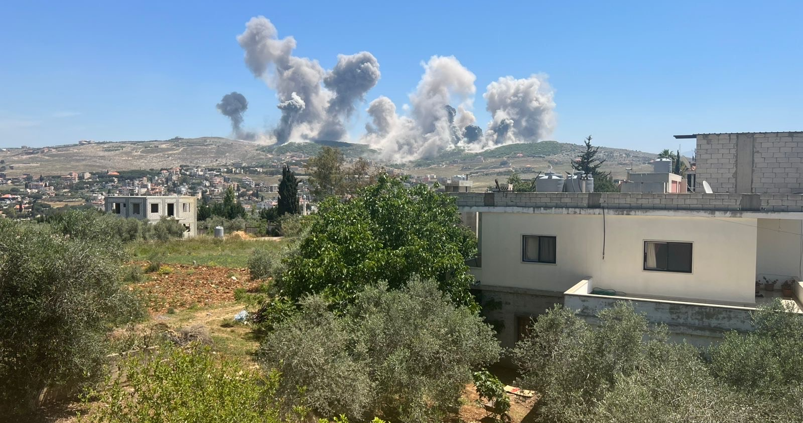 Lübnan'ın güneyindeki Ali el-Tahir ve el-Dabşa tepelerinde bombalamanın etkileri, (Ulusal Haber Ajansı).