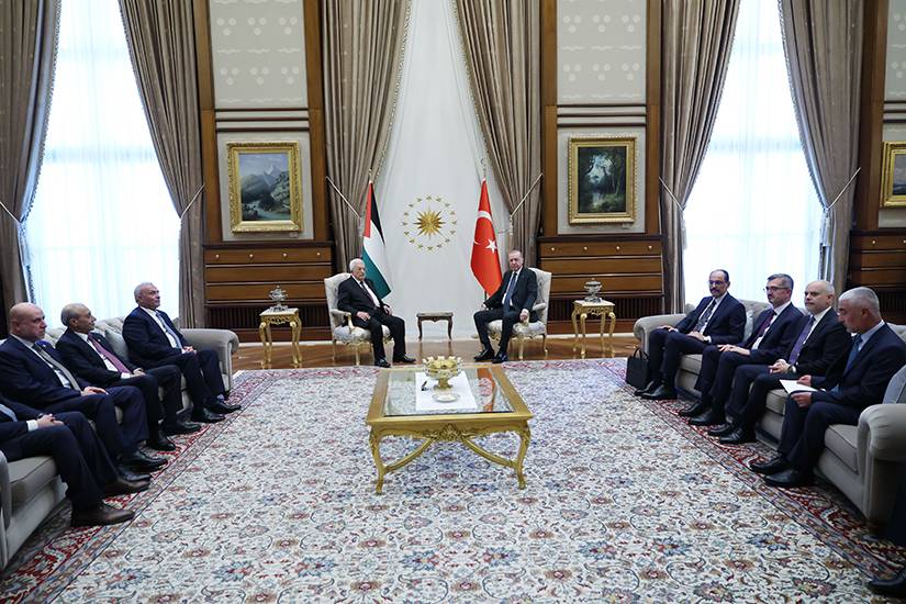 Erdoğan ve Abbas arasında Türk ve Filistin heyetlerinin huzurunda yapılan görüşmelerden, (Türkiye Cumhurbaşkanlığı)