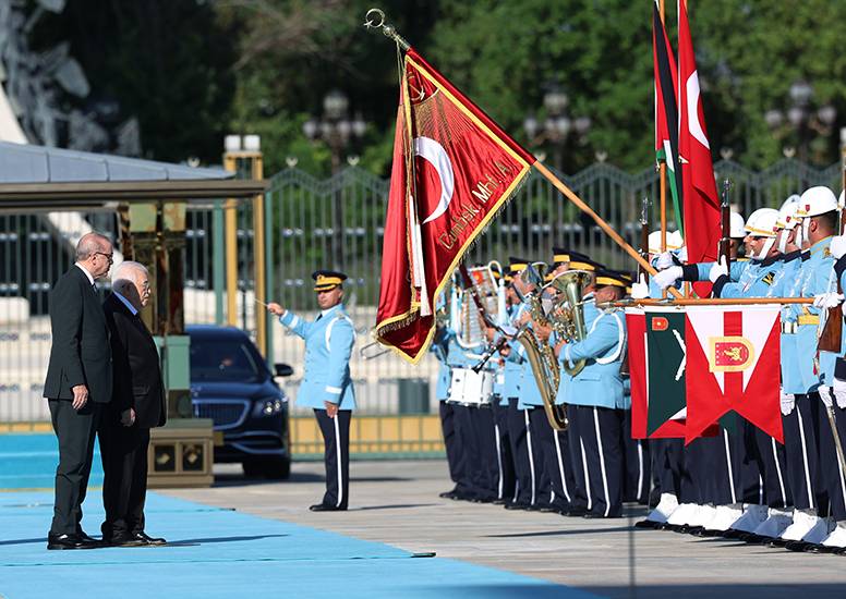 Erdoğan ve Abbas, Cumhurbaşkanlığı Külliyesi’nde düzenlenen resmi karşılama töreni sırasında, (Türkiye Cumhurbaşkanlığı)
