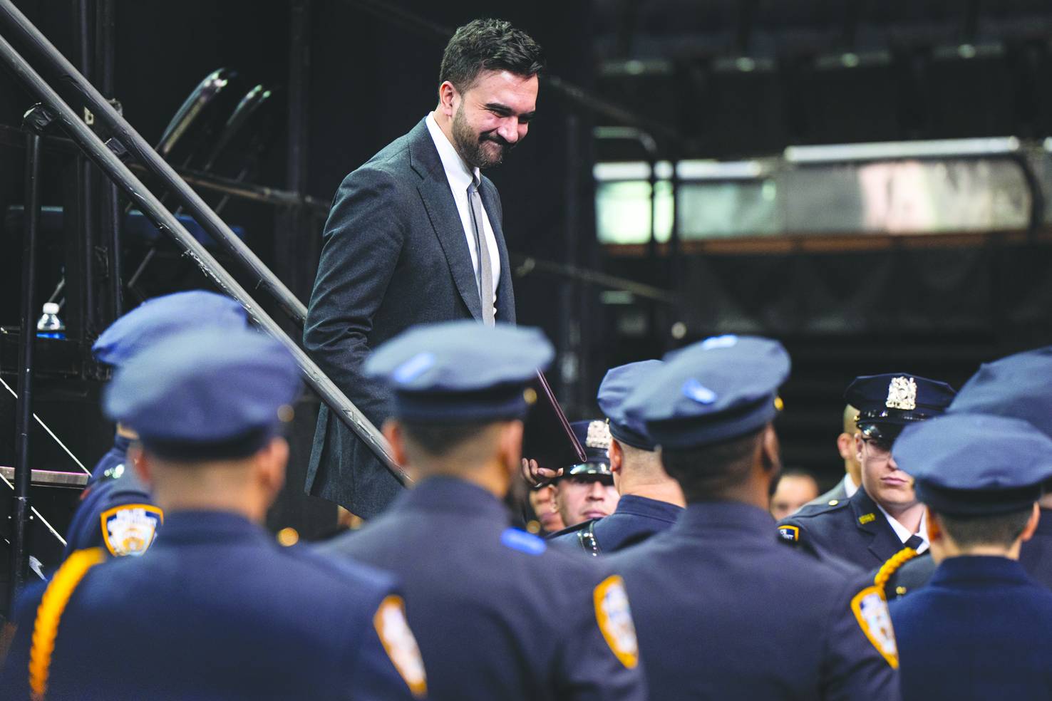 New York Belediye Başkanı Zohran Mamdani, pazartesi günü Madison Square’de polis memurlarının mezuniyet töreninde, (AP)