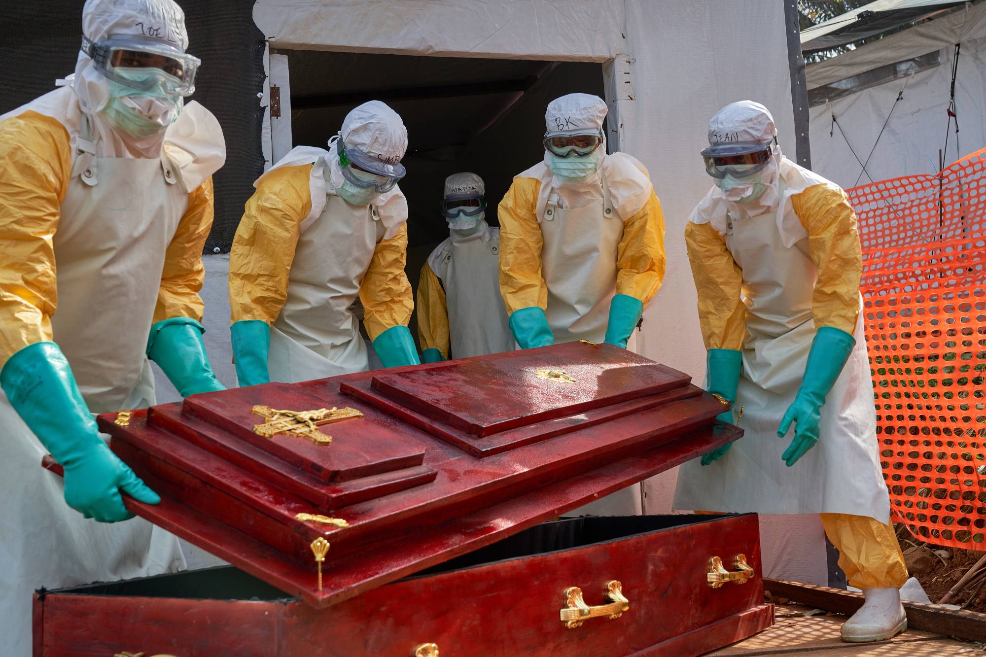 Demokratik Kongo Cumhuriyeti’ndeki bir hastanede Ebola virüsü nedeniyle hayatını kaybeden bir kişinin tabutunu taşıyan sağlık çalışanları. (EPA)