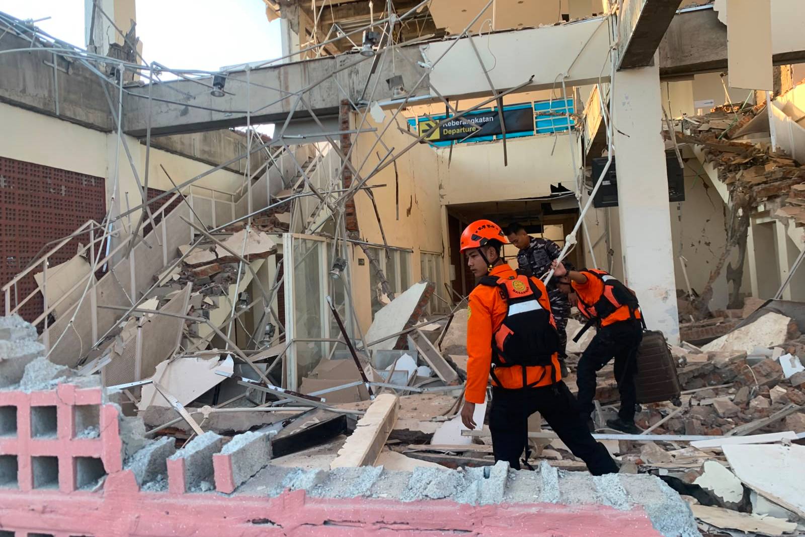 Endonezya’nın Doğu Nusa Tenggara eyaletine bağlı Maumere kentinde depremde hasar gören bir binada ekipler arama-kurtarma çalışması yürüttü. (AP)
