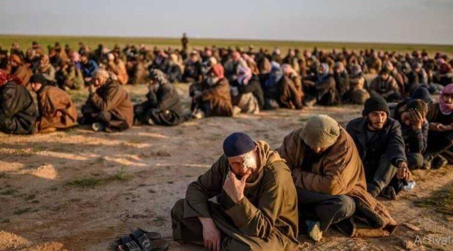 Mart 2019’da SDG güçleri tarafından gözaltına alınan ve DEAŞ üyesi olduklarından şüphelenilen tutuklular (Arşiv – AFP)