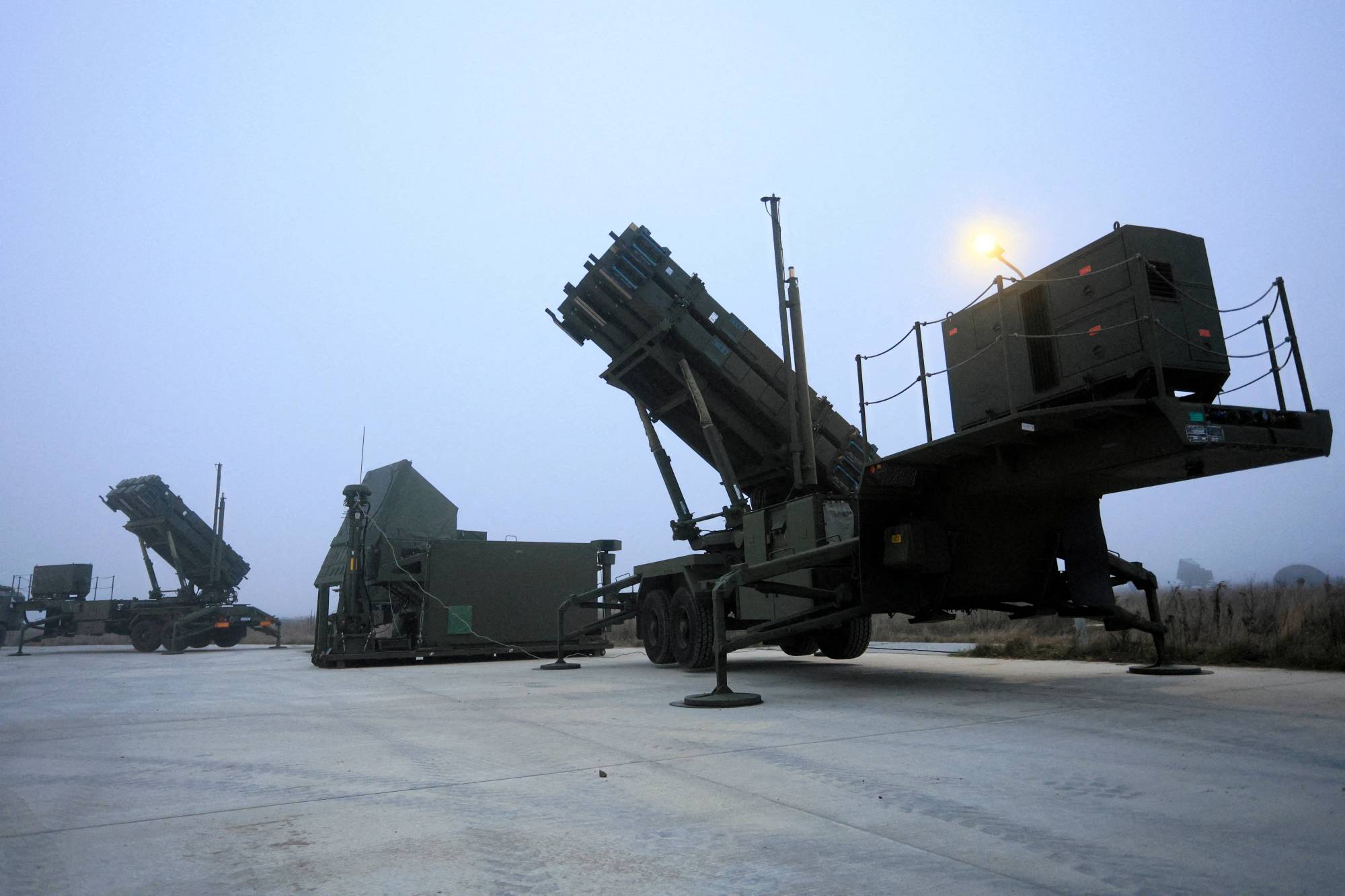 Polonya’da 18 Aralık 2025’te Entegre Muharebe Komuta Sistemi’nin (IBCS) faaliyete hazır olduğunun duyurulması sırasında Patriot füze sistemleri. (Reuters)