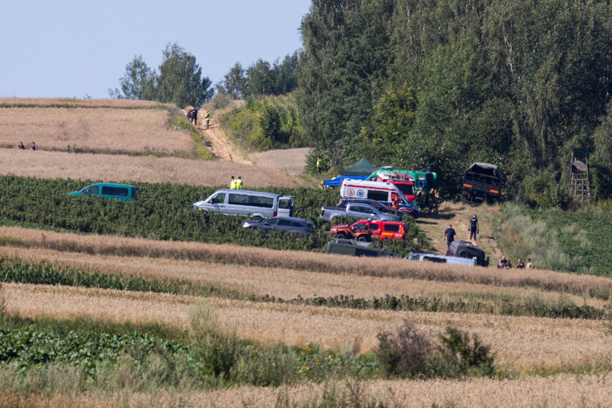 Polonya güvenlik güçleri, 30 Temmuz’da Lublin yakınlarında bir tarlaya düşen mühimmatın bulunduğu bölgede inceleme yapıyor. (Reuters)