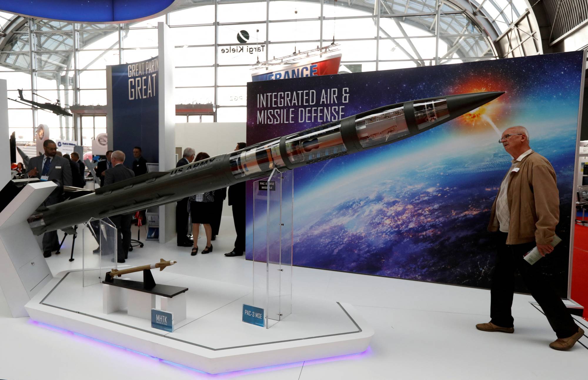 Lockheed Martin tarafından üretilen geliştirilmiş Patriot PAC-3 MSE füzesinin modeli. (Reuters)