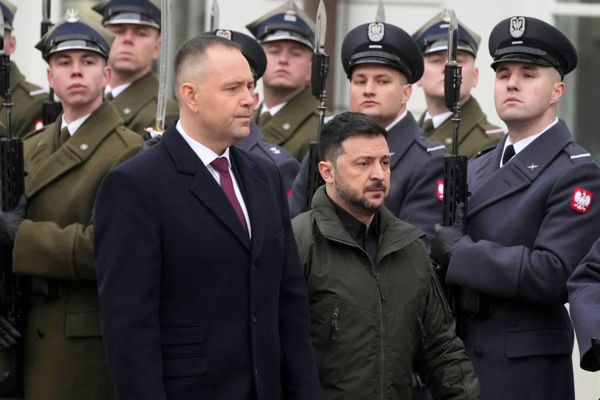 Polonya Cumhurbaşkanı Karol Nawrocki ve Ukrayna Cumhurbaşkanı Volodimir Zelenskiy, Zelenskiy’nin Varşova’ya gerçekleştirdiği ziyaret sırasında. (AP)